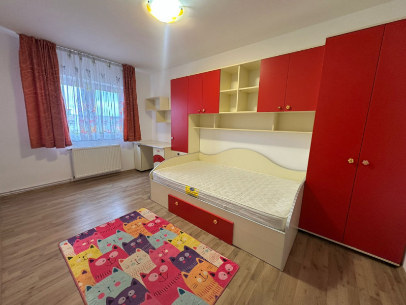 Apartament spațios 4 camere de închiriat în Tractorul 