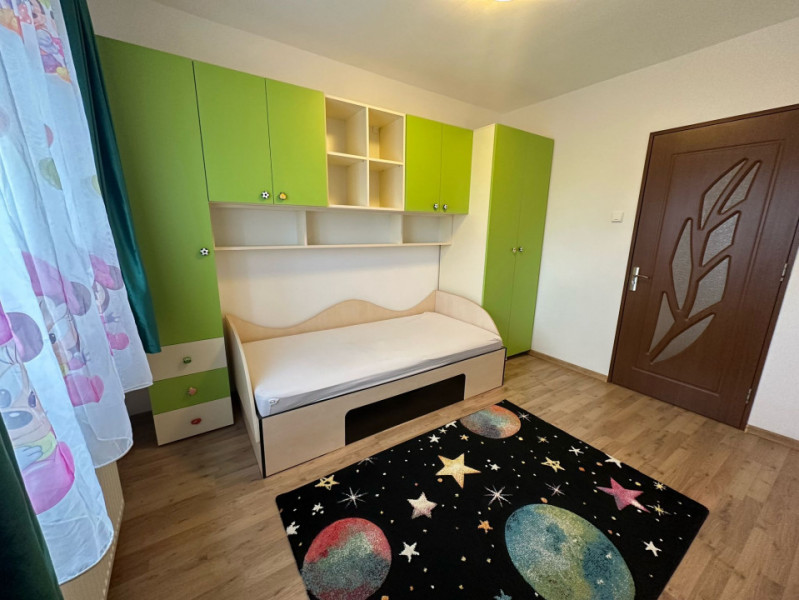 Apartament spațios 4 camere de închiriat în Tractorul 