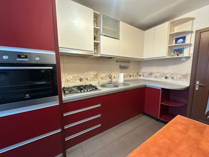 Apartament spațios 4 camere de închiriat în Tractorul 