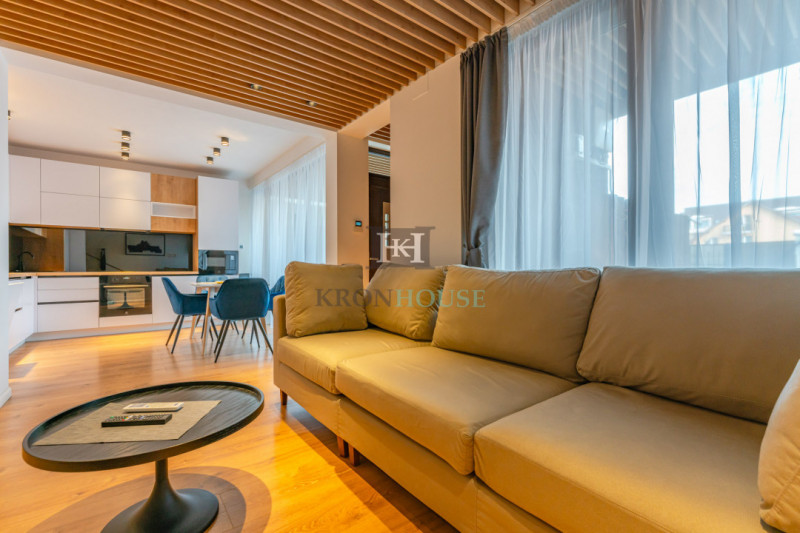 Apartament 3 camere, in casa, zona Coresi