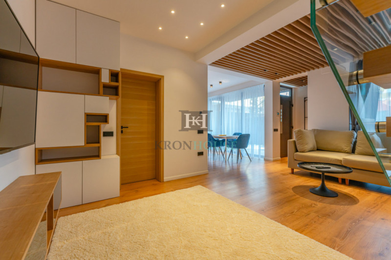 Apartament 3 camere, in casa, zona Coresi