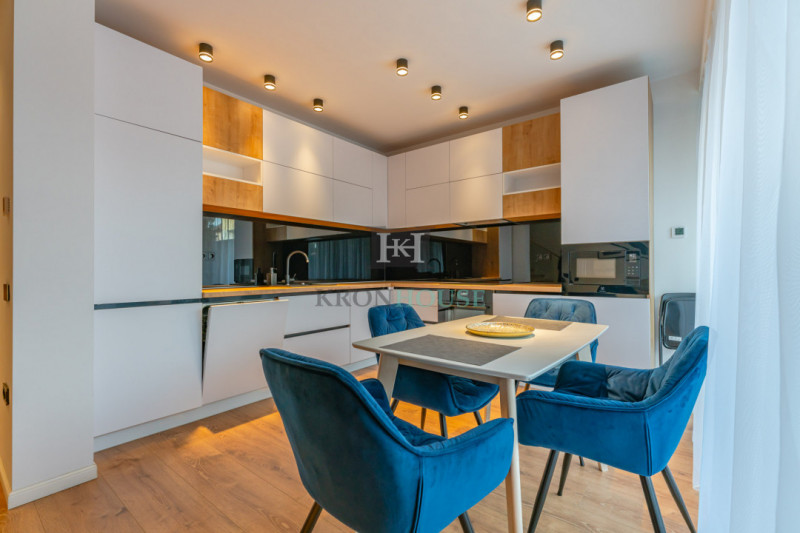 Apartament 3 camere, in casa, zona Coresi
