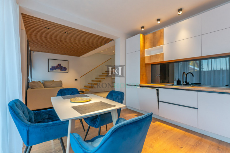 Apartament 3 camere, in casa, zona Coresi