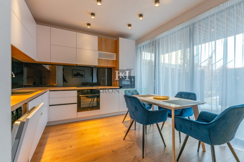 Apartament 3 camere, in casa, zona Coresi