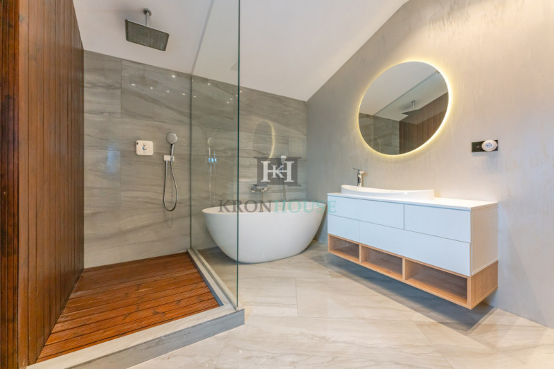 Apartament 3 camere, in casa, zona Coresi