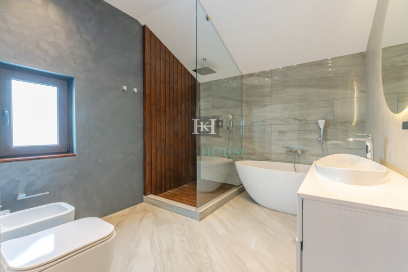 Apartament 3 camere, in casa, zona Coresi