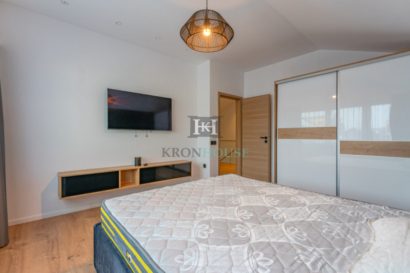 Apartament 3 camere, in casa, zona Coresi