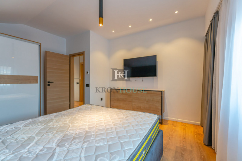 Apartament 3 camere, in casa, zona Coresi