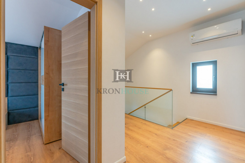 Apartament 3 camere, in casa, zona Coresi