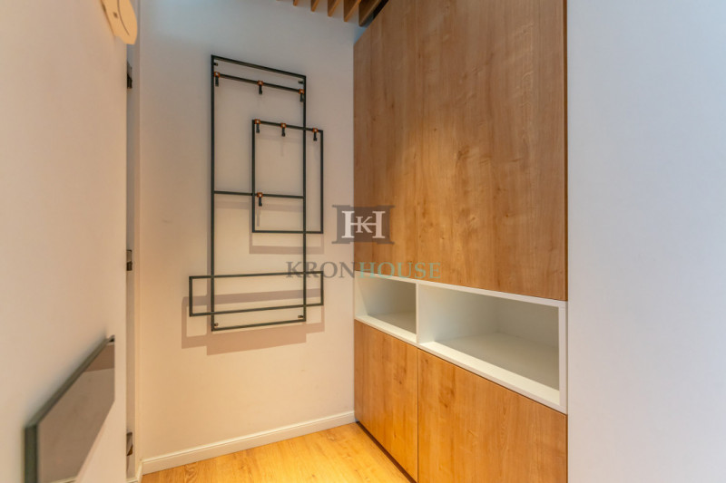 Apartament 3 camere, in casa, zona Coresi