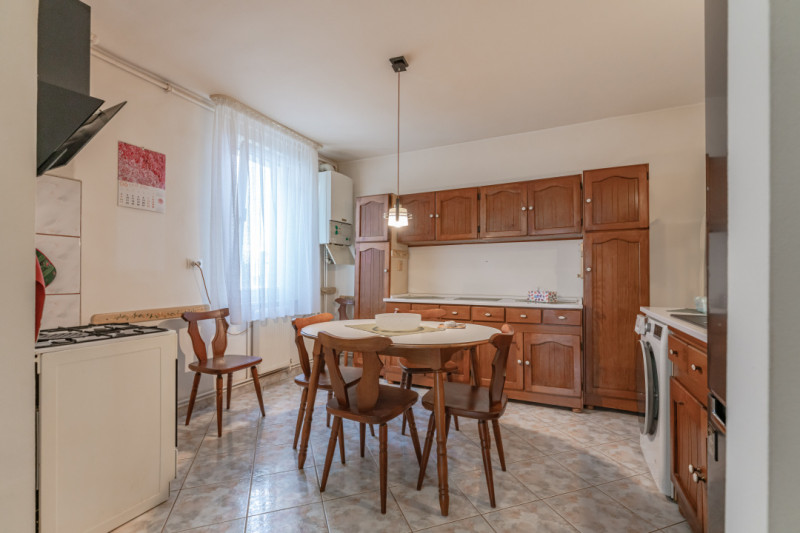 Apartament cu 4 camere, decomandat, zona Faget!