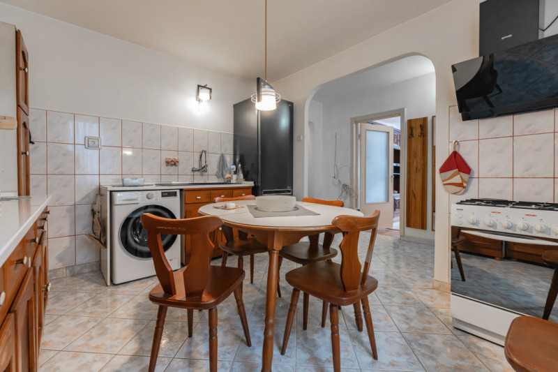 Apartament cu 4 camere, decomandat, zona Faget!