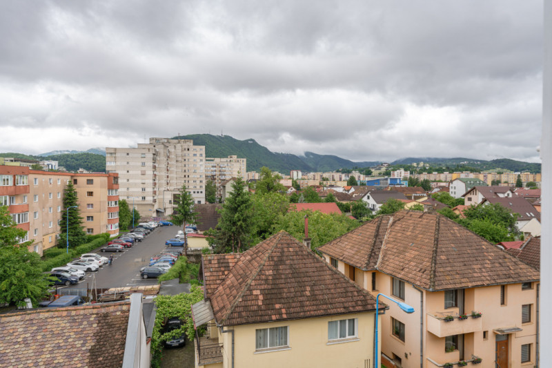 Apartament cu 4 camere, decomandat, zona Faget!