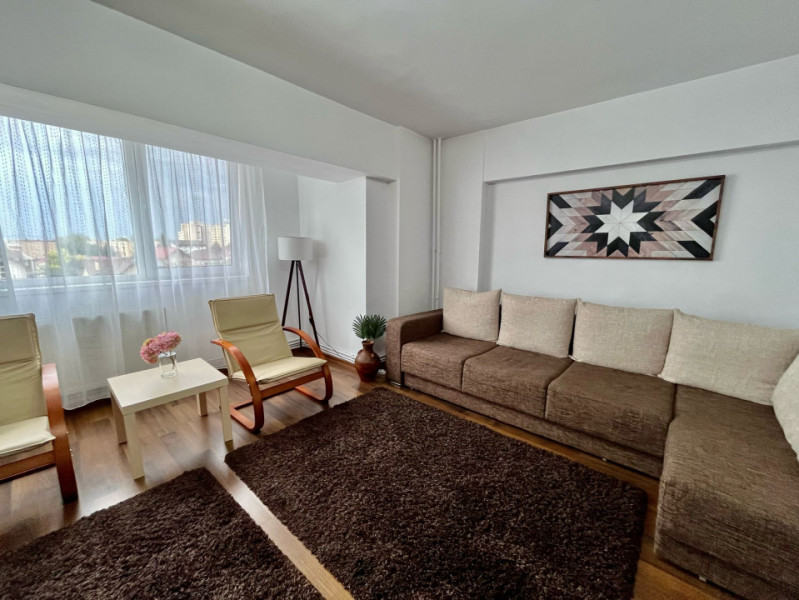 Apartament cu 3 camere pe 13 Decembrie 