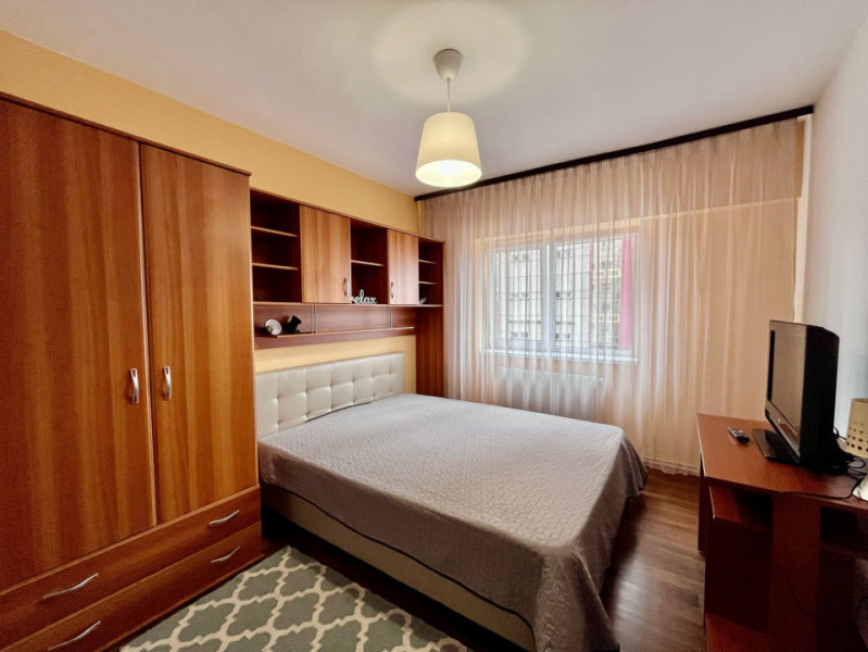 Apartament cu 3 camere pe 13 Decembrie 