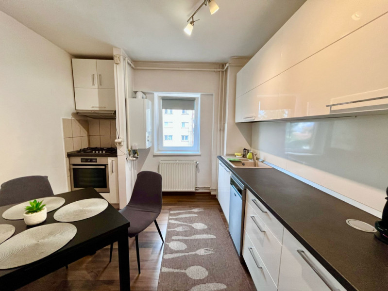 Apartament cu 3 camere pe 13 Decembrie 
