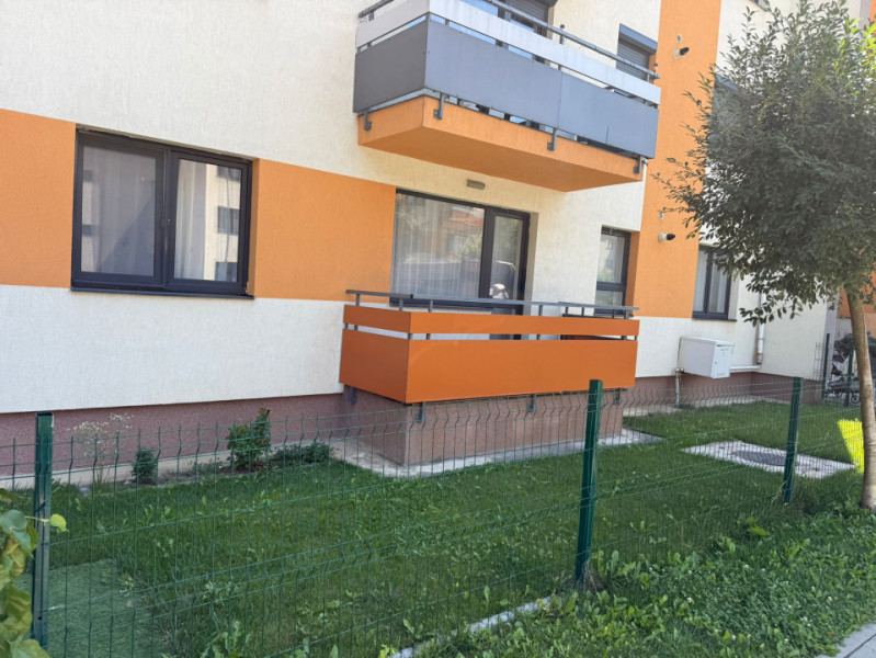 Apartament modern si spatios cu curte privată 