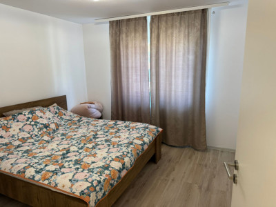 Apartament modern si spatios cu curte privată 