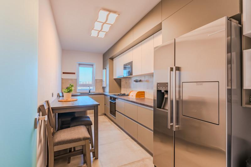 Apartament modern, 3 camere, mobilat, zona Coresi