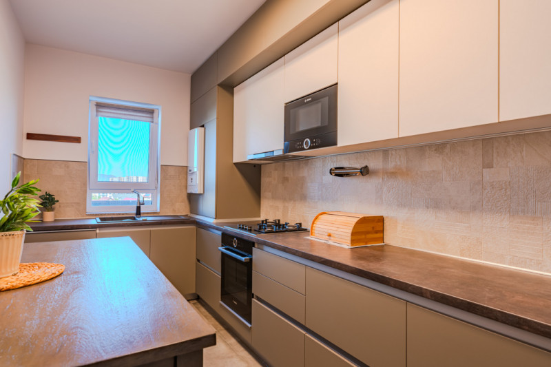 Apartament modern, 3 camere, mobilat, zona Coresi