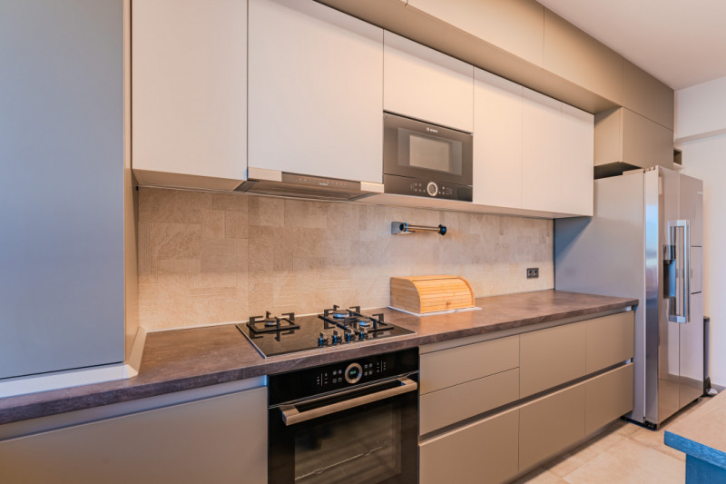 Apartament modern, 3 camere, mobilat, zona Coresi