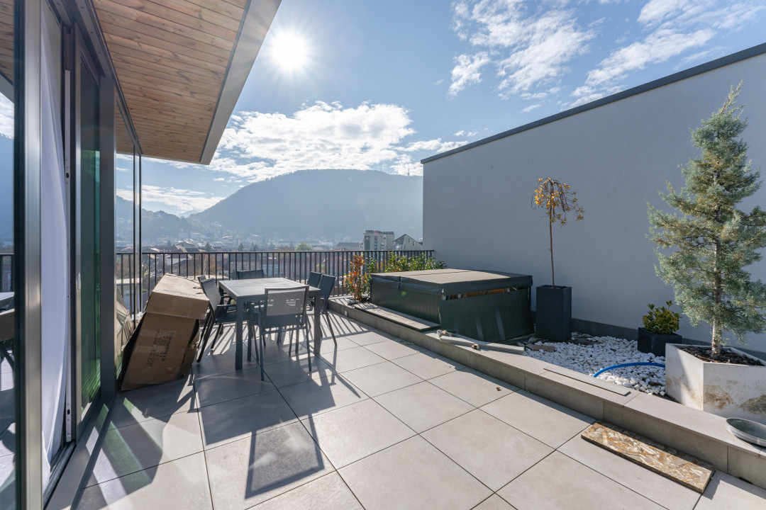 Penthouse de lux cu jacuzzi și vedere spectaculoasă spre Tâmpa