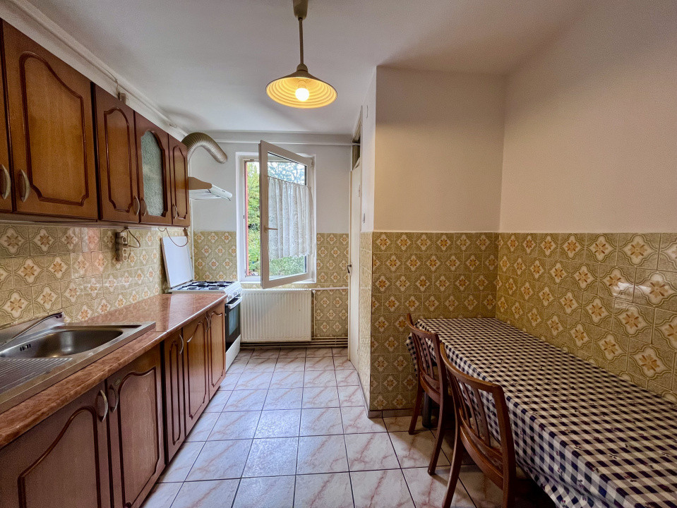 Apartament cu 4 camere în Tractorul