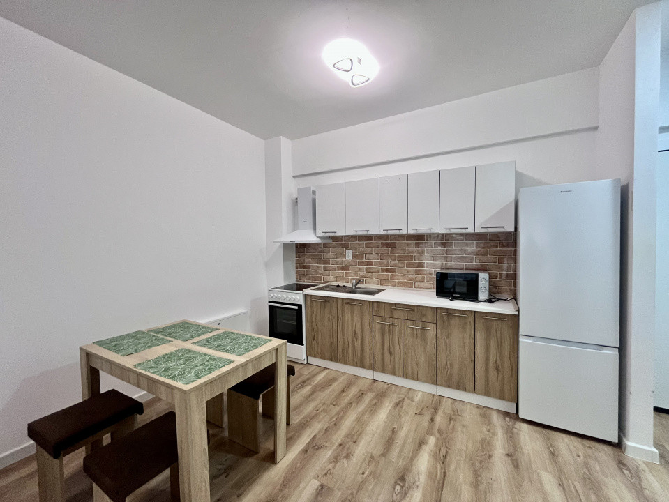 Apartament cu 3 camere în Tractorul 