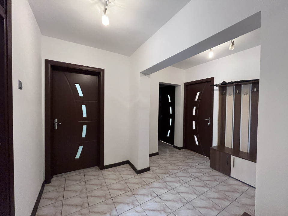 Apartament cu 4 camere în Tractorul