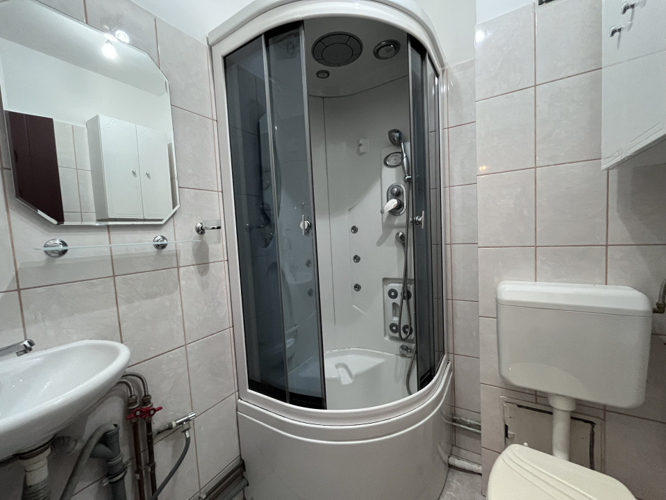 Apartament cu 4 camere în Tractorul