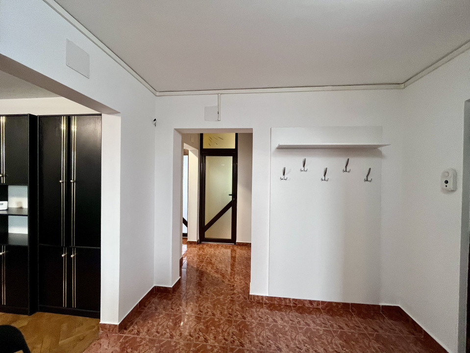 Apartament cu 3 camere în Craiter 
