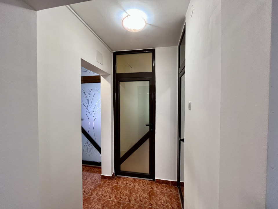 Apartament cu 3 camere în Craiter 
