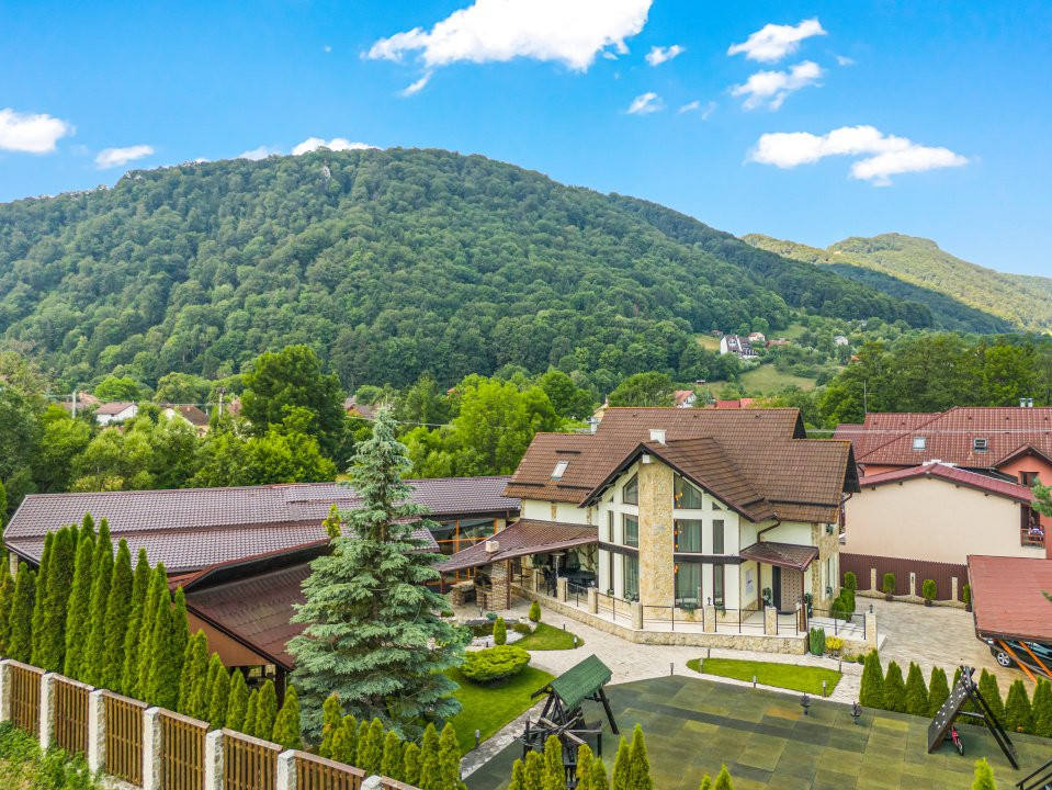 Vilă spectaculoasă lângă Castelul Bran cu piscină și cramă