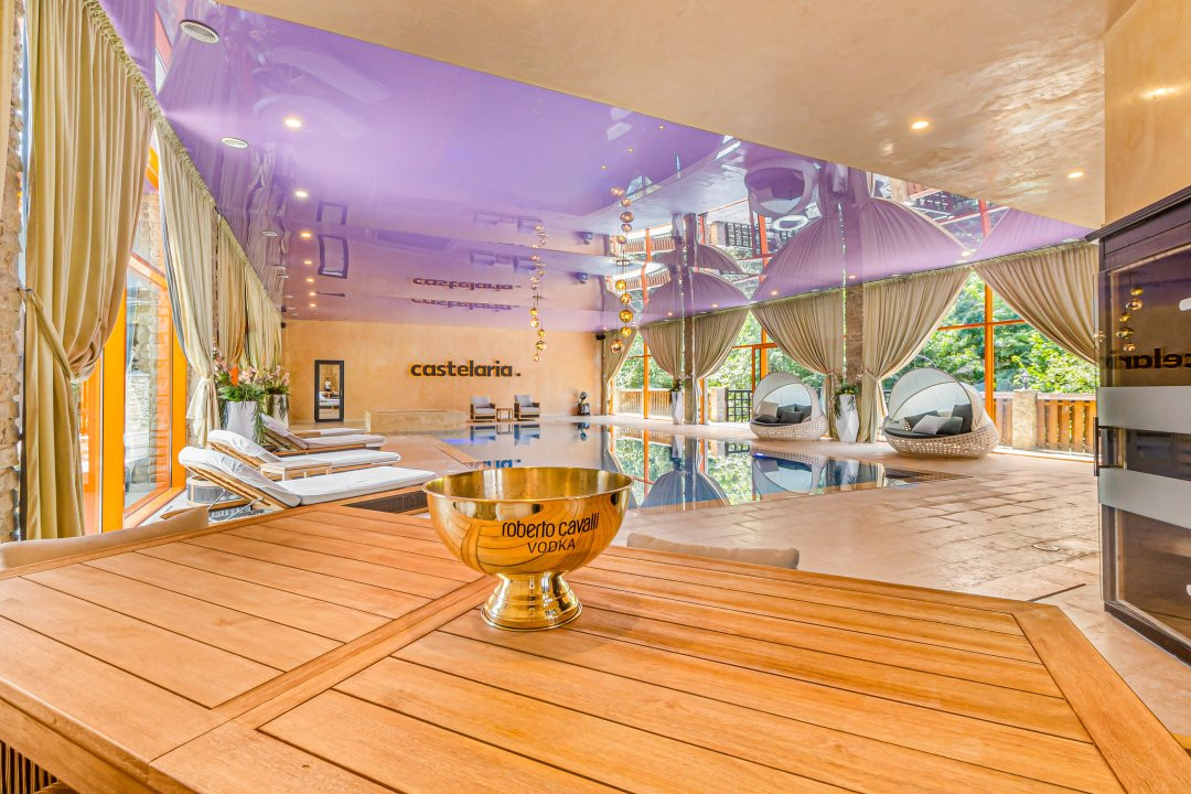 Vilă spectaculoasă lângă Castelul Bran cu piscină și cramă