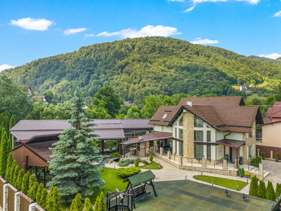 Vilă spectaculoasă lângă Castelul Bran cu piscină și cramă