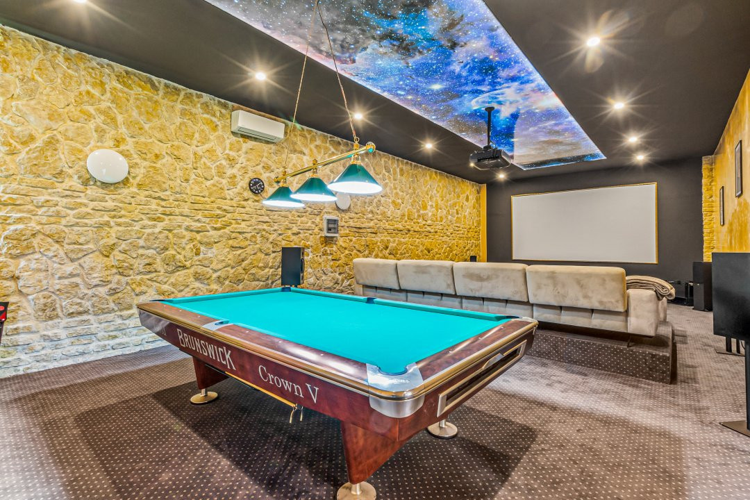 Vilă spectaculoasă lângă Castelul Bran cu piscină și cramă