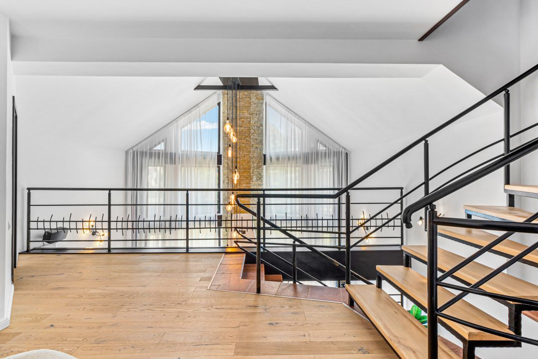 Vilă spectaculoasă lângă Castelul Bran cu piscină și cramă