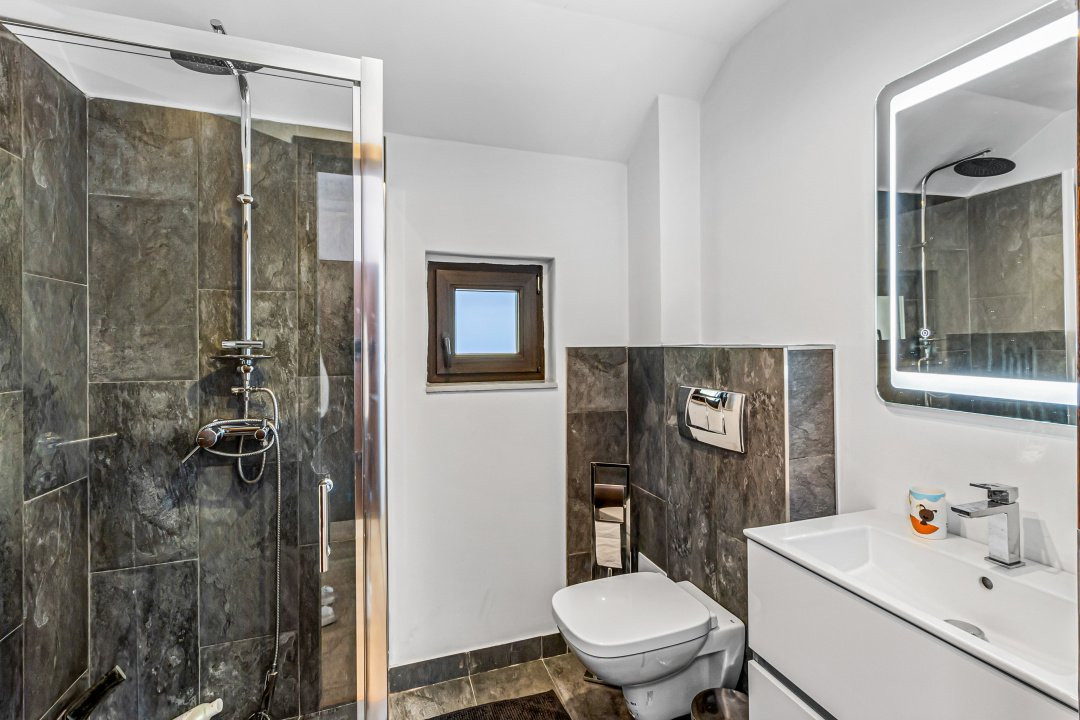 Vilă spectaculoasă lângă Castelul Bran cu piscină și cramă