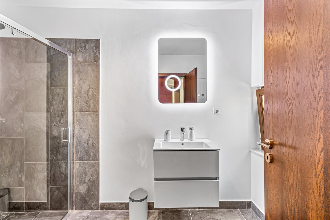 Vilă spectaculoasă lângă Castelul Bran cu piscină și cramă