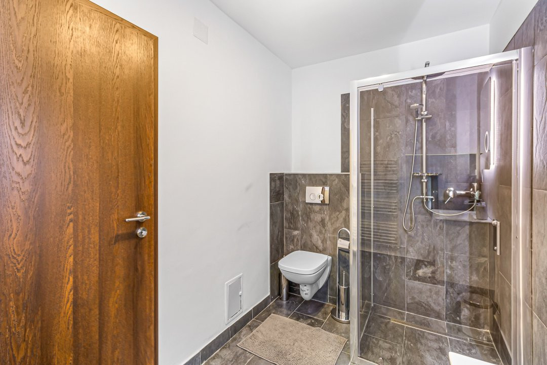 Vilă spectaculoasă lângă Castelul Bran cu piscină și cramă