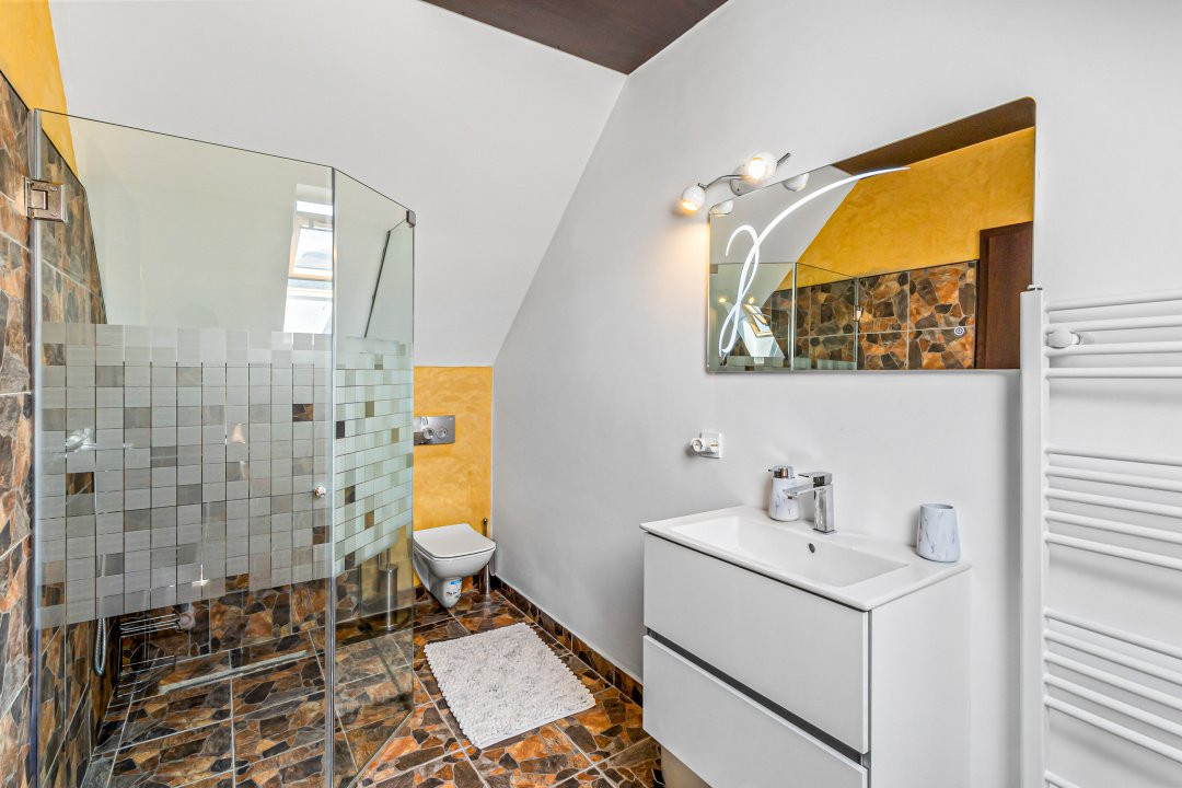 Vilă spectaculoasă lângă Castelul Bran cu piscină și cramă