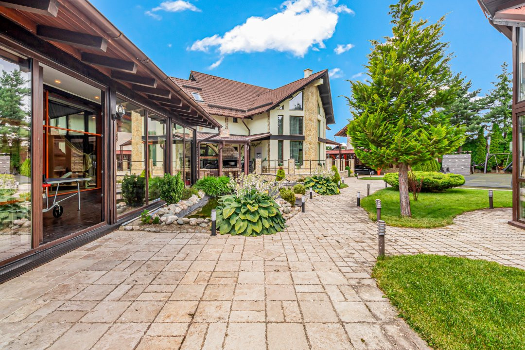 Vilă spectaculoasă lângă Castelul Bran cu piscină și cramă