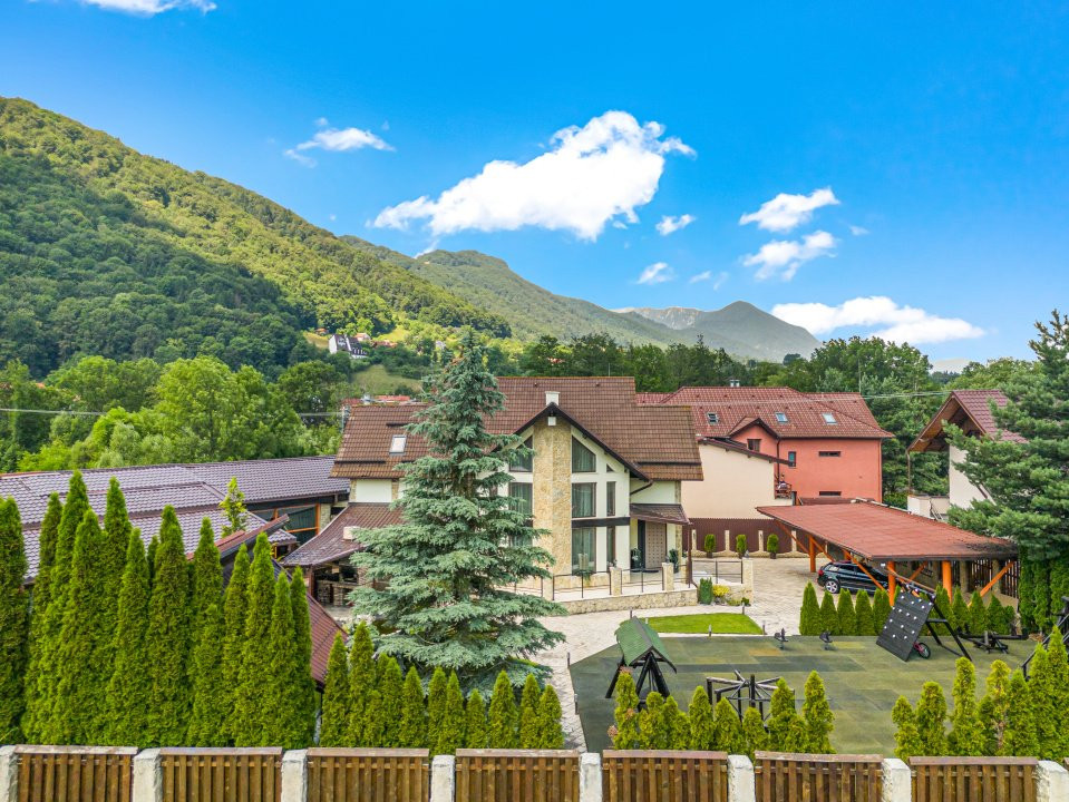 Vilă spectaculoasă lângă Castelul Bran cu piscină și cramă