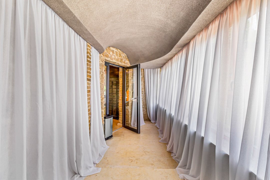 Vilă spectaculoasă lângă Castelul Bran cu piscină și cramă