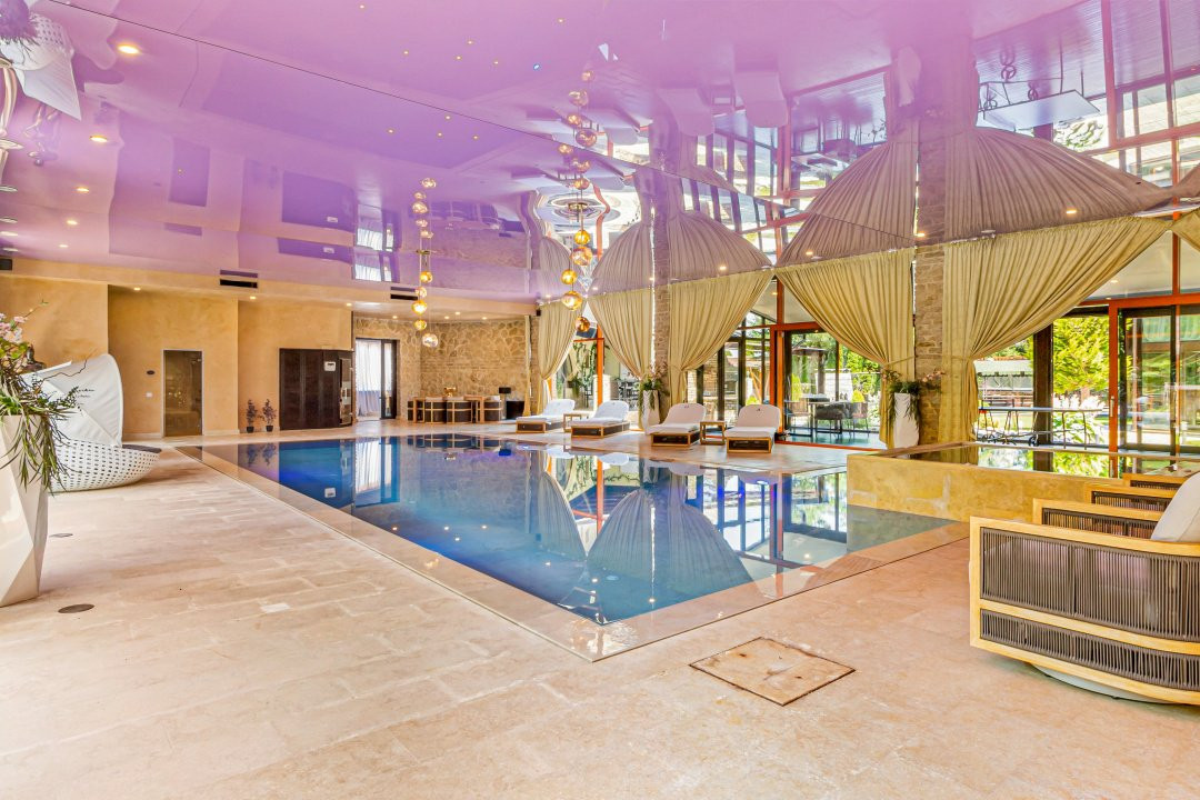 Vilă spectaculoasă lângă Castelul Bran cu piscină și cramă