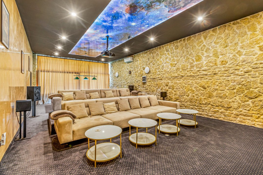 Vilă spectaculoasă lângă Castelul Bran cu piscină și cramă