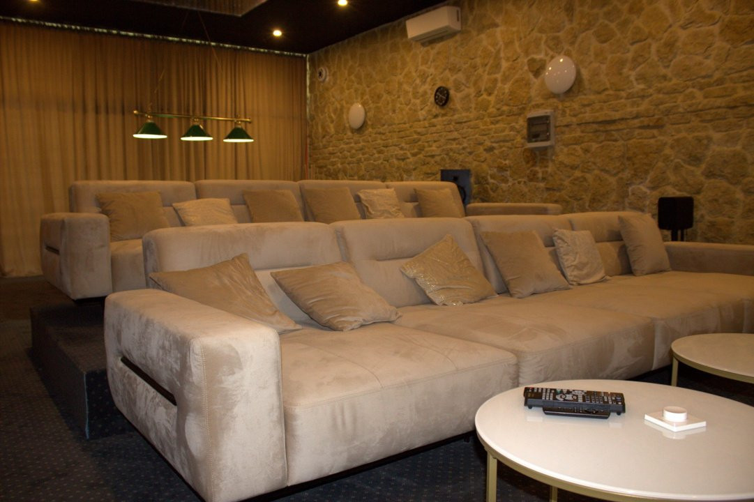 Vilă spectaculoasă lângă Castelul Bran cu piscină și cramă