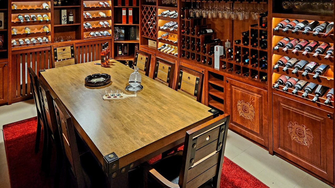 Vilă spectaculoasă lângă Castelul Bran cu piscină și cramă