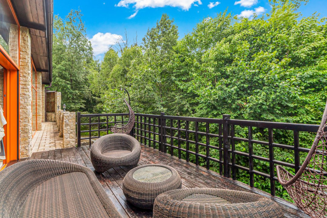 Vilă spectaculoasă lângă Castelul Bran cu piscină și cramă