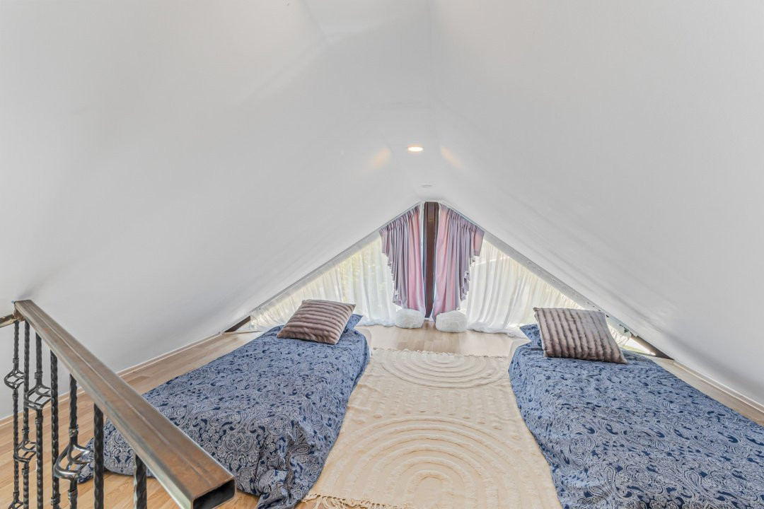 Vilă spectaculoasă lângă Castelul Bran cu piscină și cramă